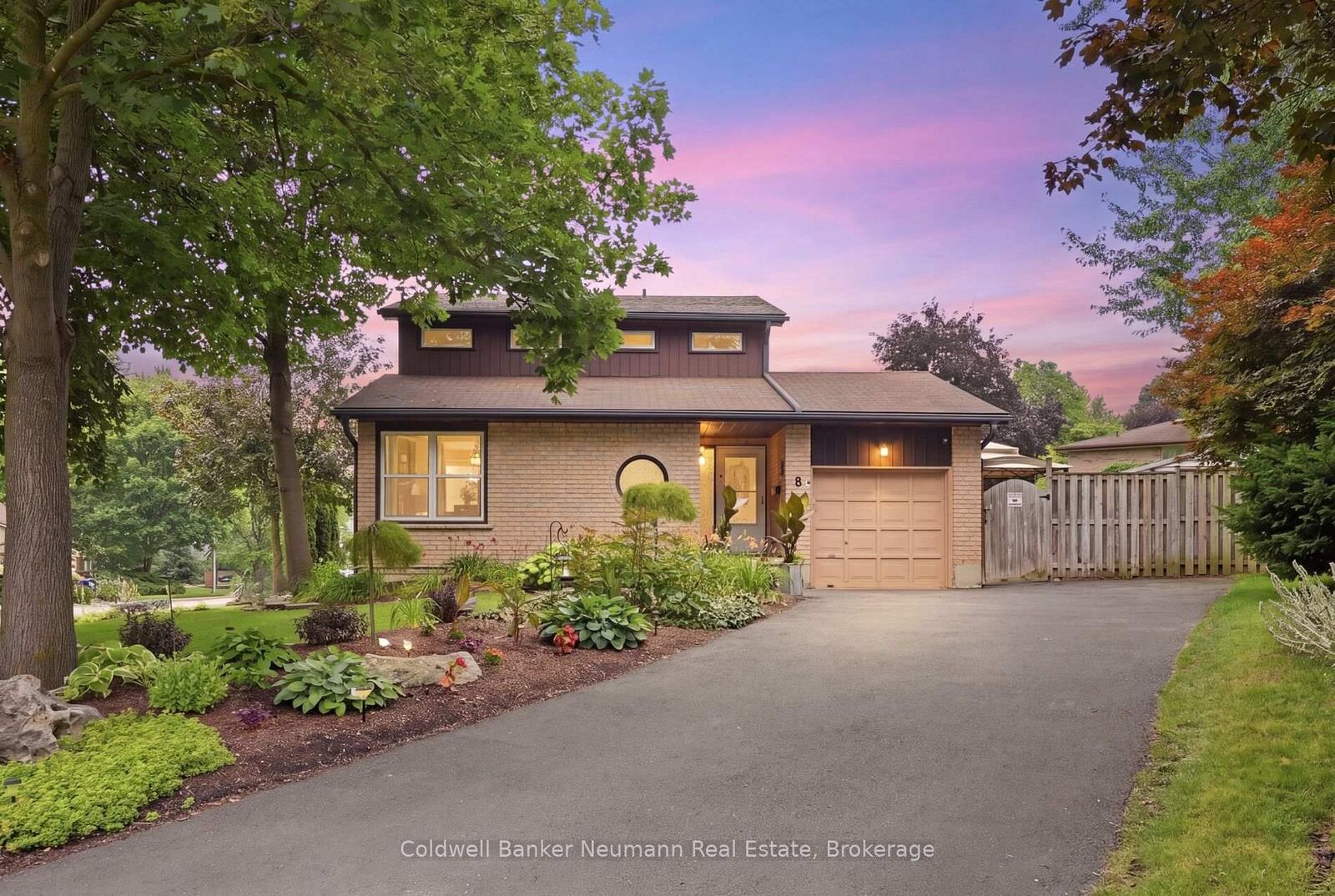 Property Photo:  8 Pickwick Place  ON N1H 7V8 