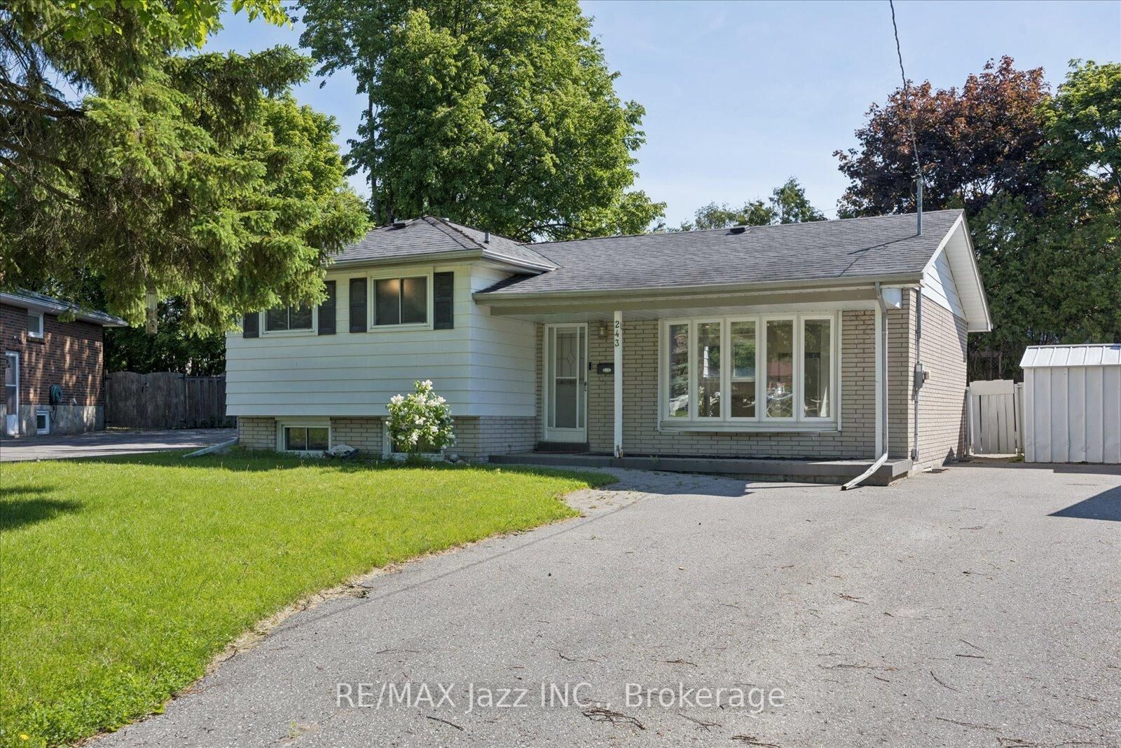 Property Photo:  243 Acadia Drive  ON L1G 1X9 