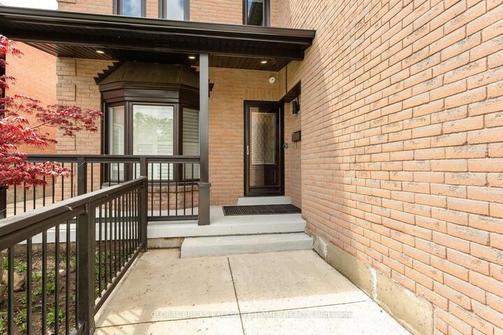 Property Photo:  5952 Grossbeak Drive Upper  ON L5N 6B3 