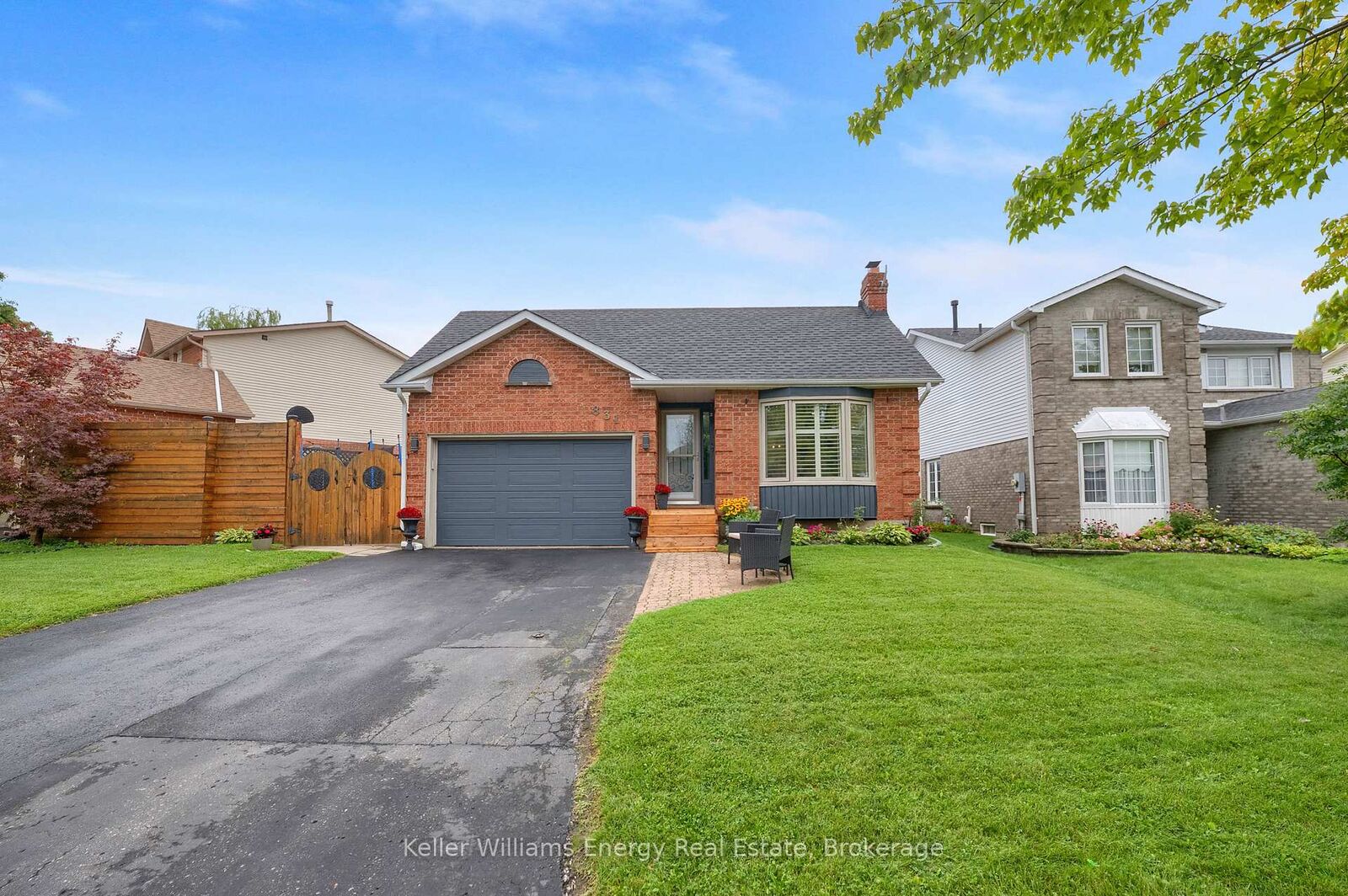 Property Photo:  831 Lavis Street  ON L1K 1W8 