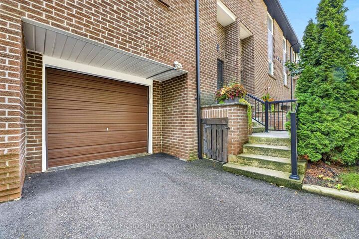 Property Photo:  119 Henderson Avenue 7  ON L3T 2L3 