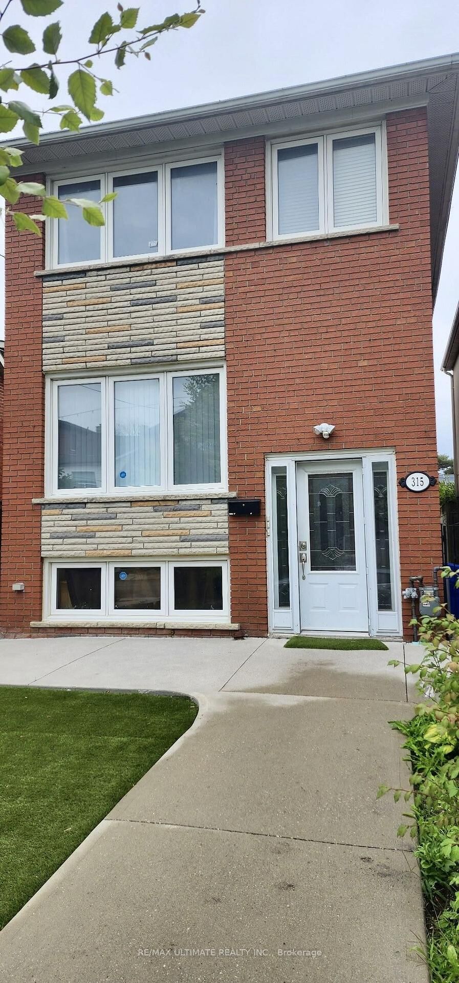 Property Photo:  315 Harvie Avenue 2nd Floor  ON M6E 4L2 