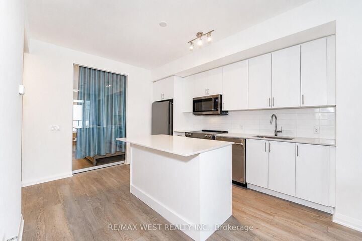 Property Photo:  8960 Jane Street 1502  ON L4K 0N9 
