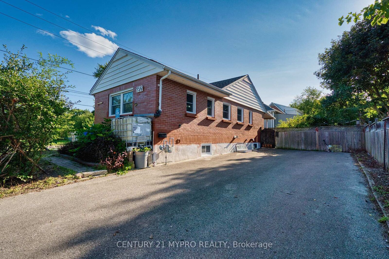 Property Photo:  756 Cheapside Street  ON N5Y 3Y7 