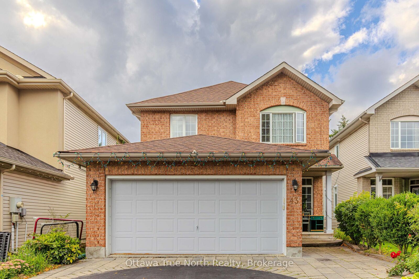 Property Photo:  43 Evanshen Crescent  ON K2K 2Z7 