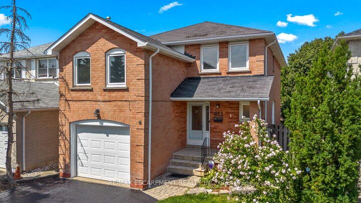 Property Photo:  853 Apple Gate Court  ON L5C 4L8 