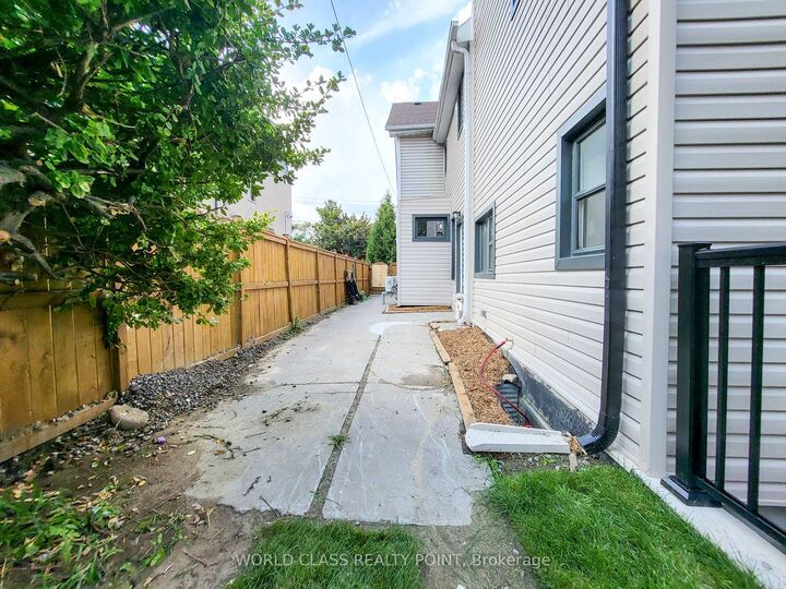 Property Photo:  49 Vine Avenue Main  ON M6P 1V6 