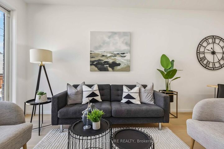 Property Photo:  43A Cummings Street Upper  ON M4M 1M9 
