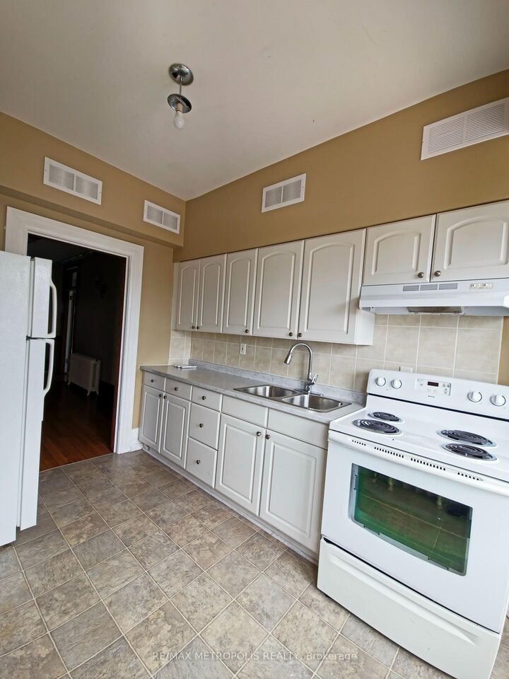Property Photo:  1110 Simcoe Street S Upper #2  ON L1H 4L8 