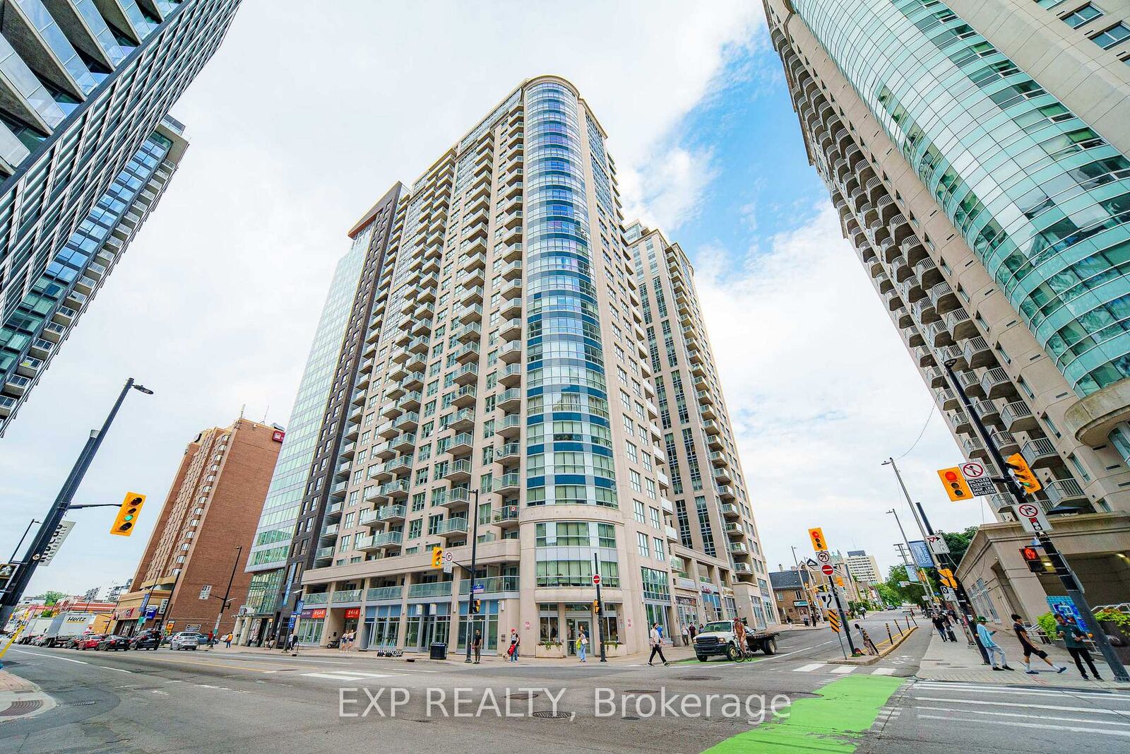 Property Photo:  242 Rideau Street 1906  ON K1N 0B7 