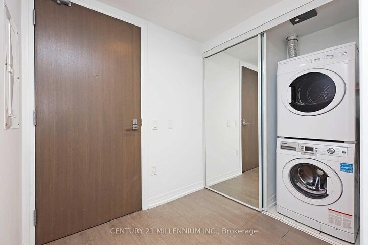 Property Photo:  251 Jarvis Street 819  ON M5B 0C3 