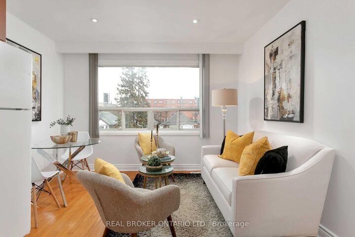 Property Photo:  57 Lanark Avenue Upper  ON M6C 2B5 
