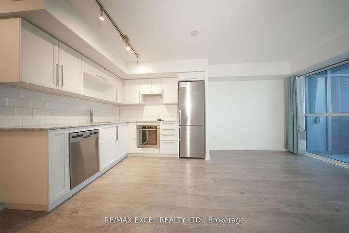 Property Photo:  275 Village Green Square 1215  ON M1S 0K5 