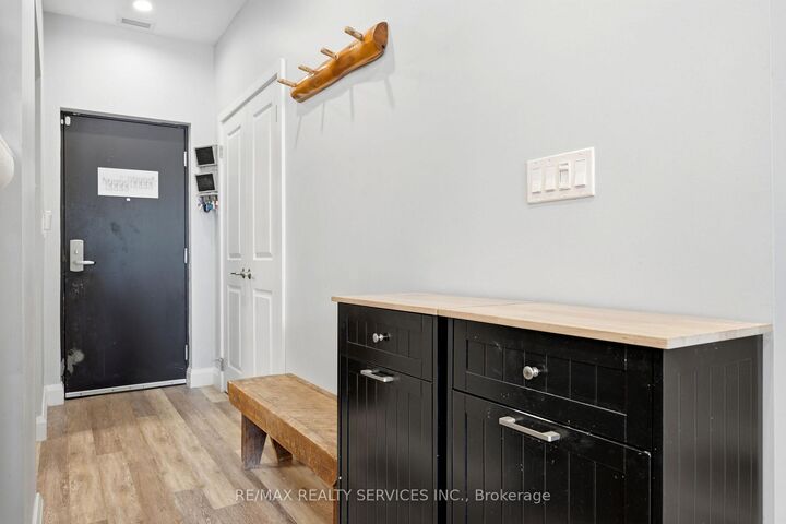 Property Photo:  80 Horseshoe Boulevard 501  ON L4M 4Y8 