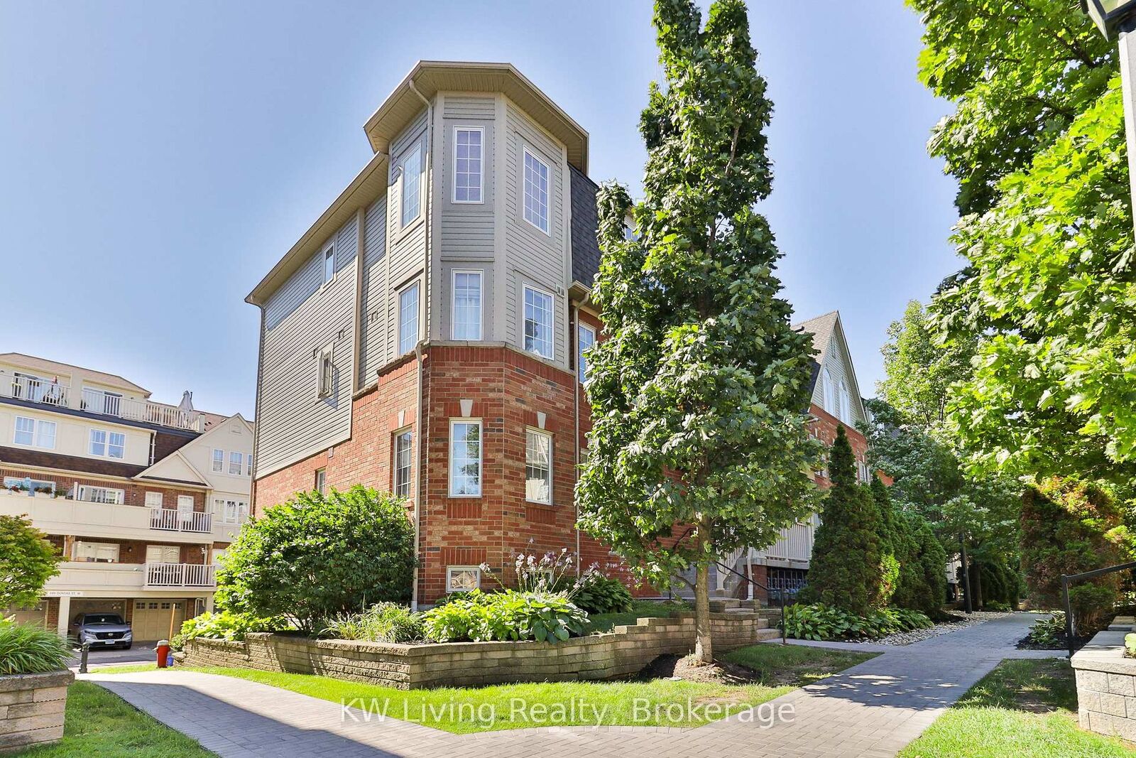 Property Photo:  740 Neighbourhood Circle 4  ON L5B 0B4 