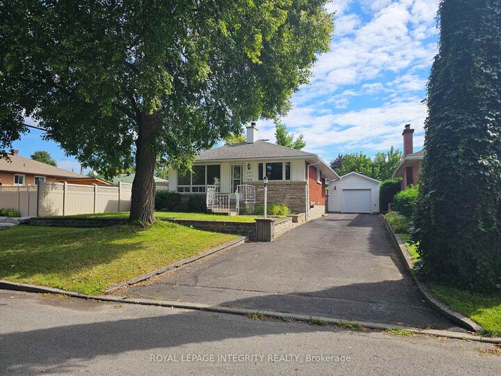 Property Photo:  2150 Lemay Crescent  ON K1G 2X4 