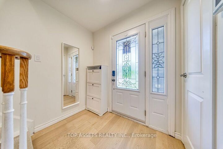 Property Photo:  4088 Uxbridge Lane  ON L4W 3N3 