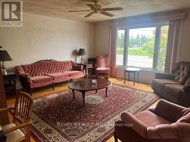 Property Photo: 205 Jubilee Avenue West ON P4N 4N1