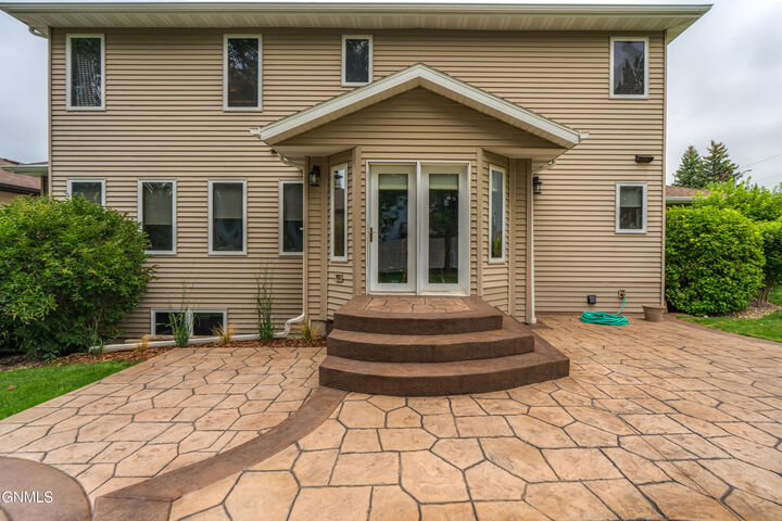 Property Photo:  2423 Harding Avenue  ND 58501 
