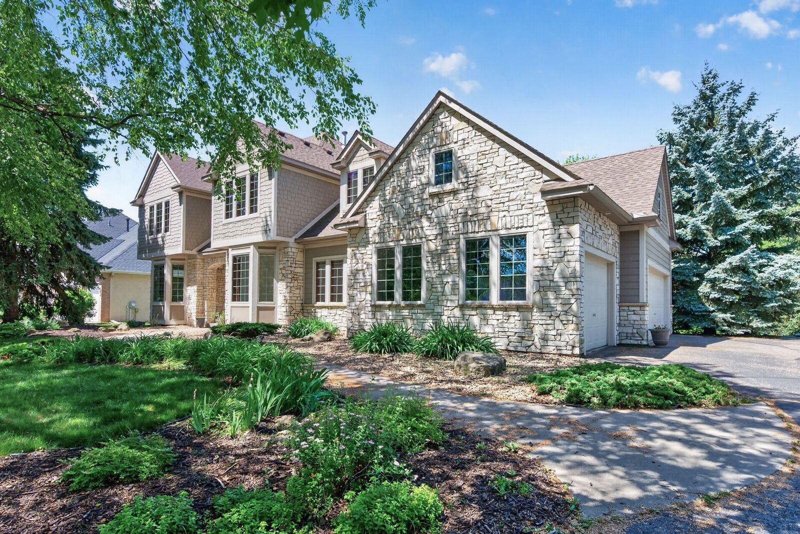 Property Photo:  3034 Edgewater Drive  MN 55125 