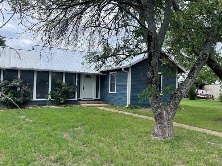 Property Photo: 612 N Main Street TX 76449