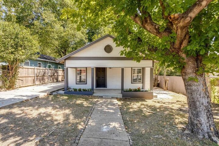 Property Photo: 930 S Vernon Avenue TX 75208