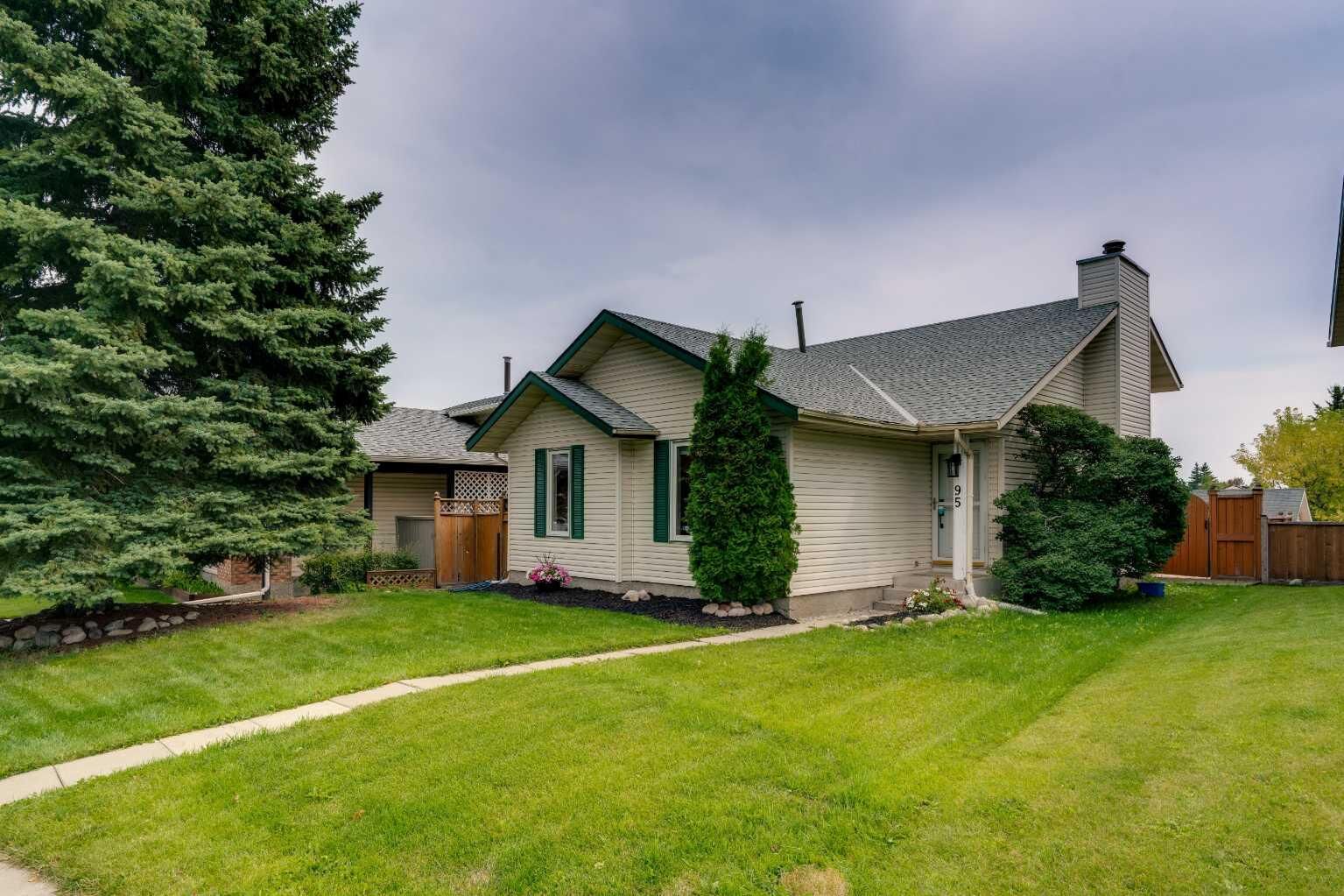 Property Photo:  95 Shawglen Rise SW  AB T2Y 1Z2 