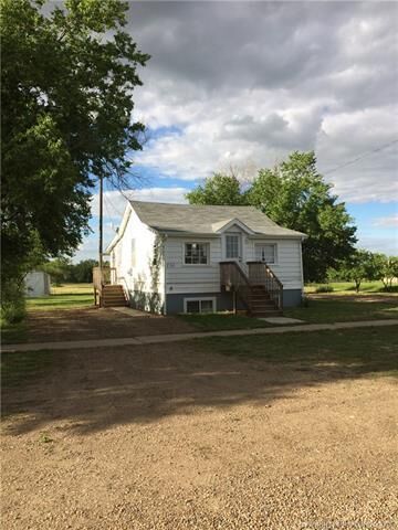 Property Photo:  132 3 Avenue E  AB T0J 1E0 