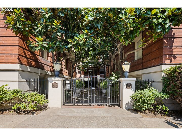 Property Photo:  2083 NW Johnson St 21  OR 97209 