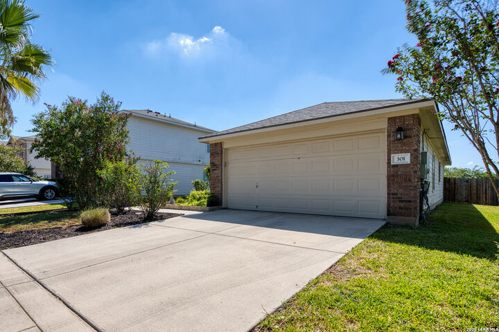 Property Photo: 301 Brahma Way TX 78108