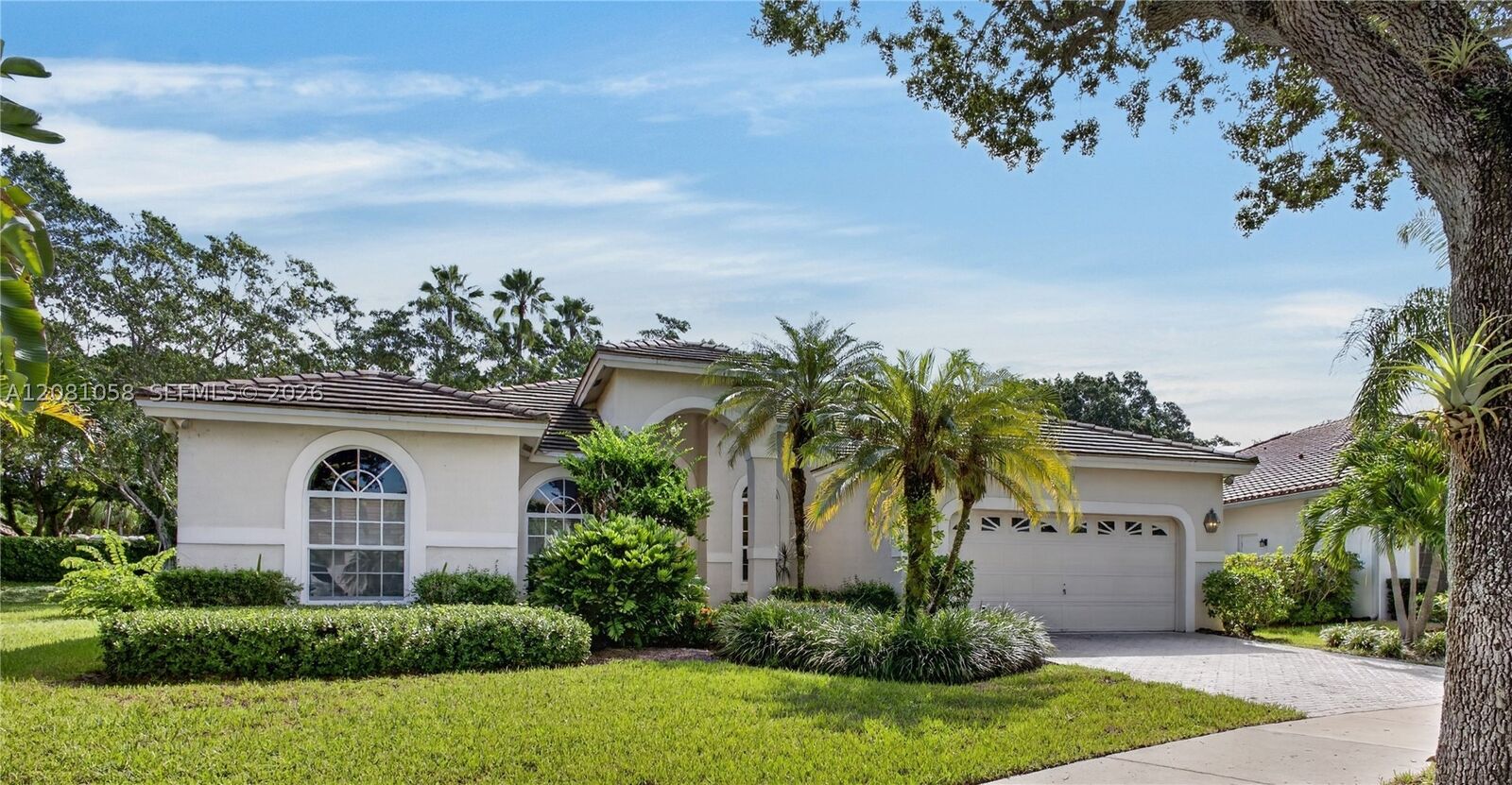 Property Photo: 3098 Lakewood Cir FL 33332