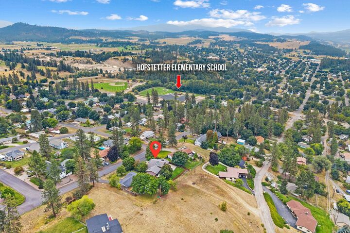 Property Photo:  945 N Cedar St  WA 99114 