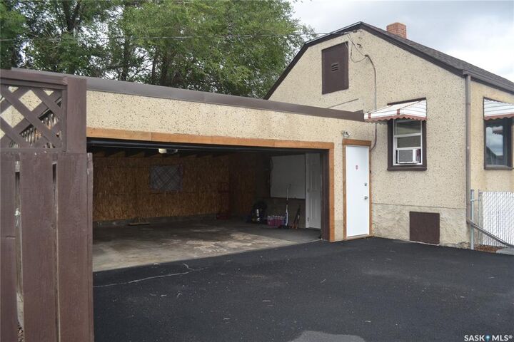 Property Photo:  201 P Avenue N  SK S7L 2V6 