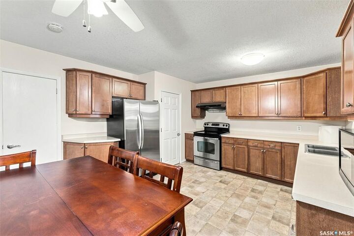 Property Photo:  1520 Uhrich Avenue  SK S4S 4R5 