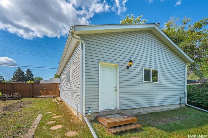Property Photo:  503 P Avenue N  SK S7L 2W1 