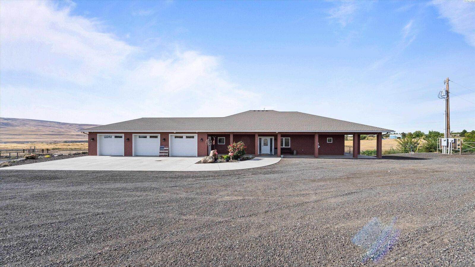 Property Photo: 27446 N Case Rd WA 99350