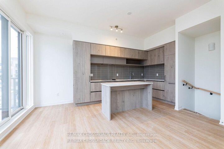Property Photo:  10 David Eyer Road E 1212  ON L4S 0N2 