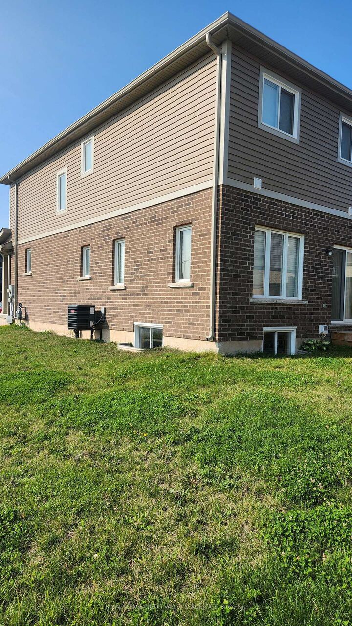 Property Photo: 4 Sycamore Street ON L3C 0H8