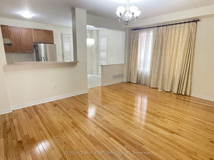 Property Photo:  646 Coach Drive Upper  ON L5R 0C5 