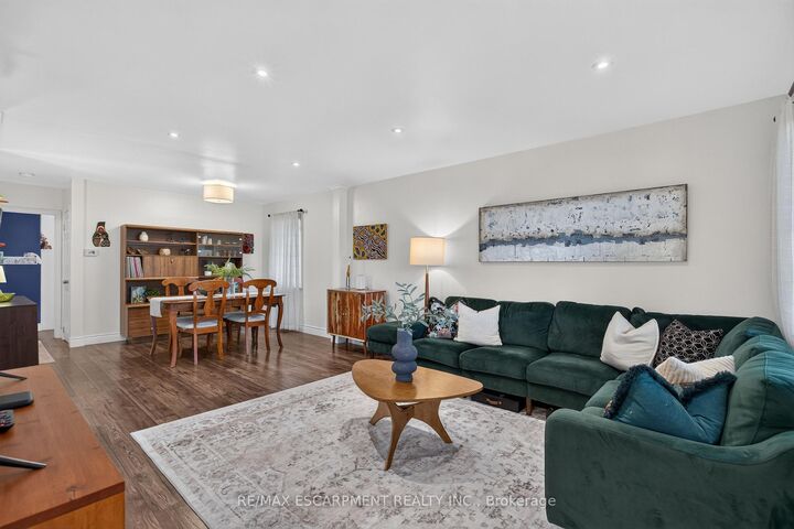 Property Photo:  24 Castlefield Drive  ON L8T 3R2 