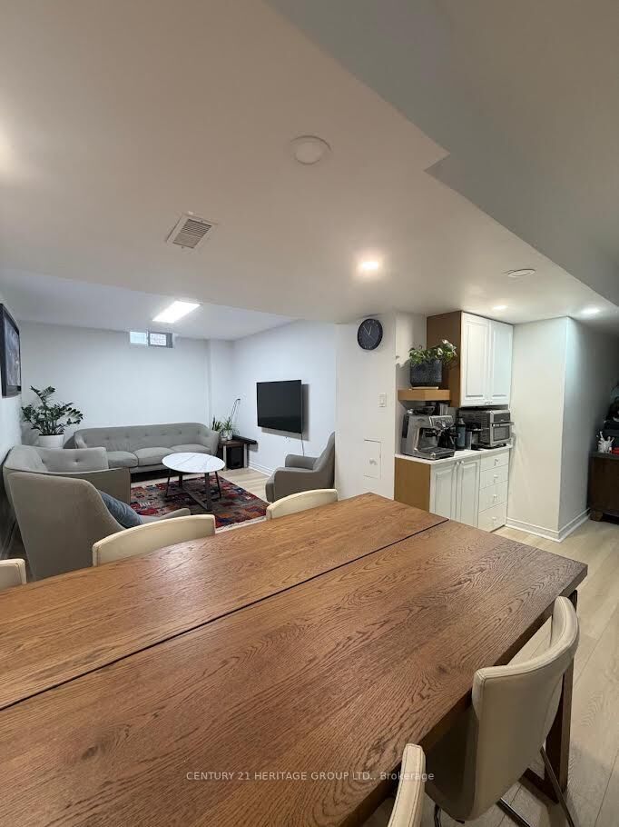 Property Photo:  51 Rocksprings Avenue Lower  ON L4S 1P8 