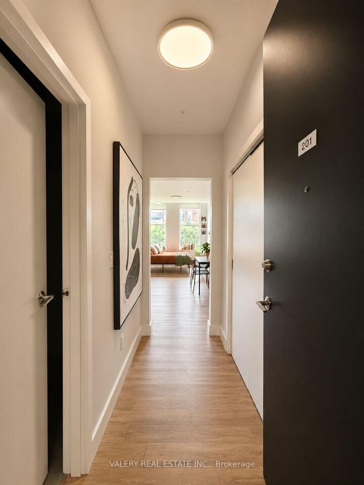Property Photo:  2870 Dundas Street W 201  ON M6P 1Y8 