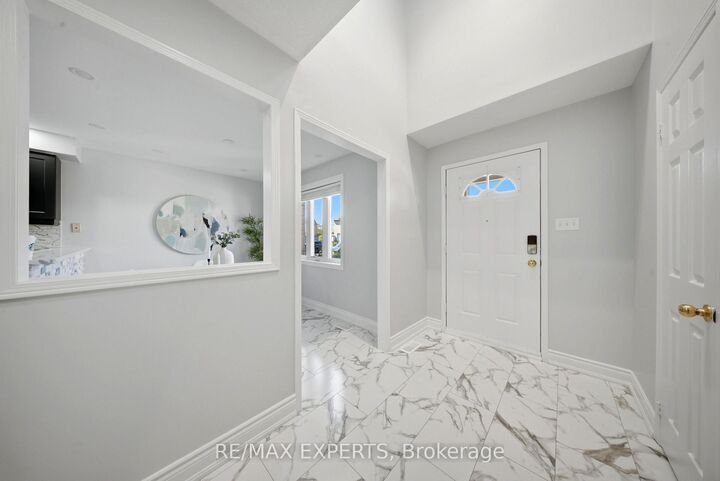Property Photo:  5910 Greensboro Drive 113  ON L5M 5Z6 