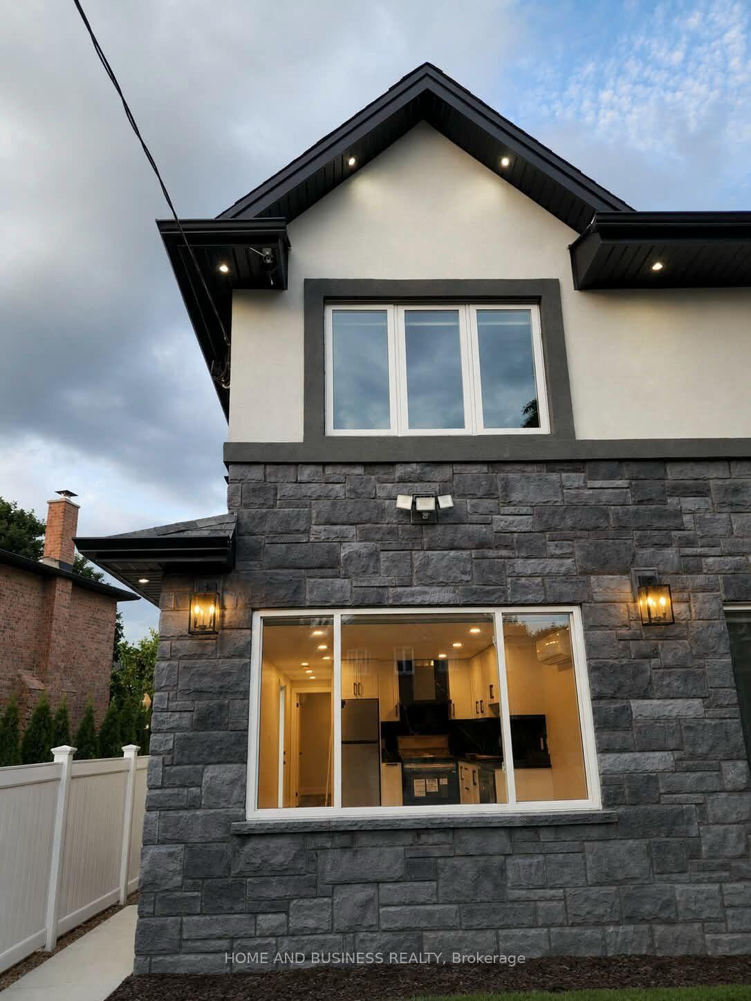 Property Photo:  5651 Turney Drive Upper  ON L5M 1A1 