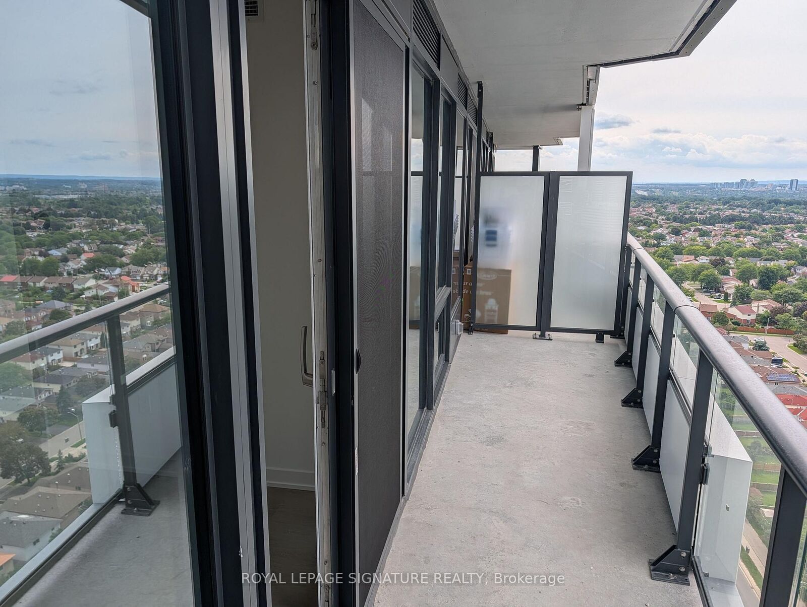 Property Photo:  448 Burnhamthorpe Road W 2204  ON L5B 0R4 