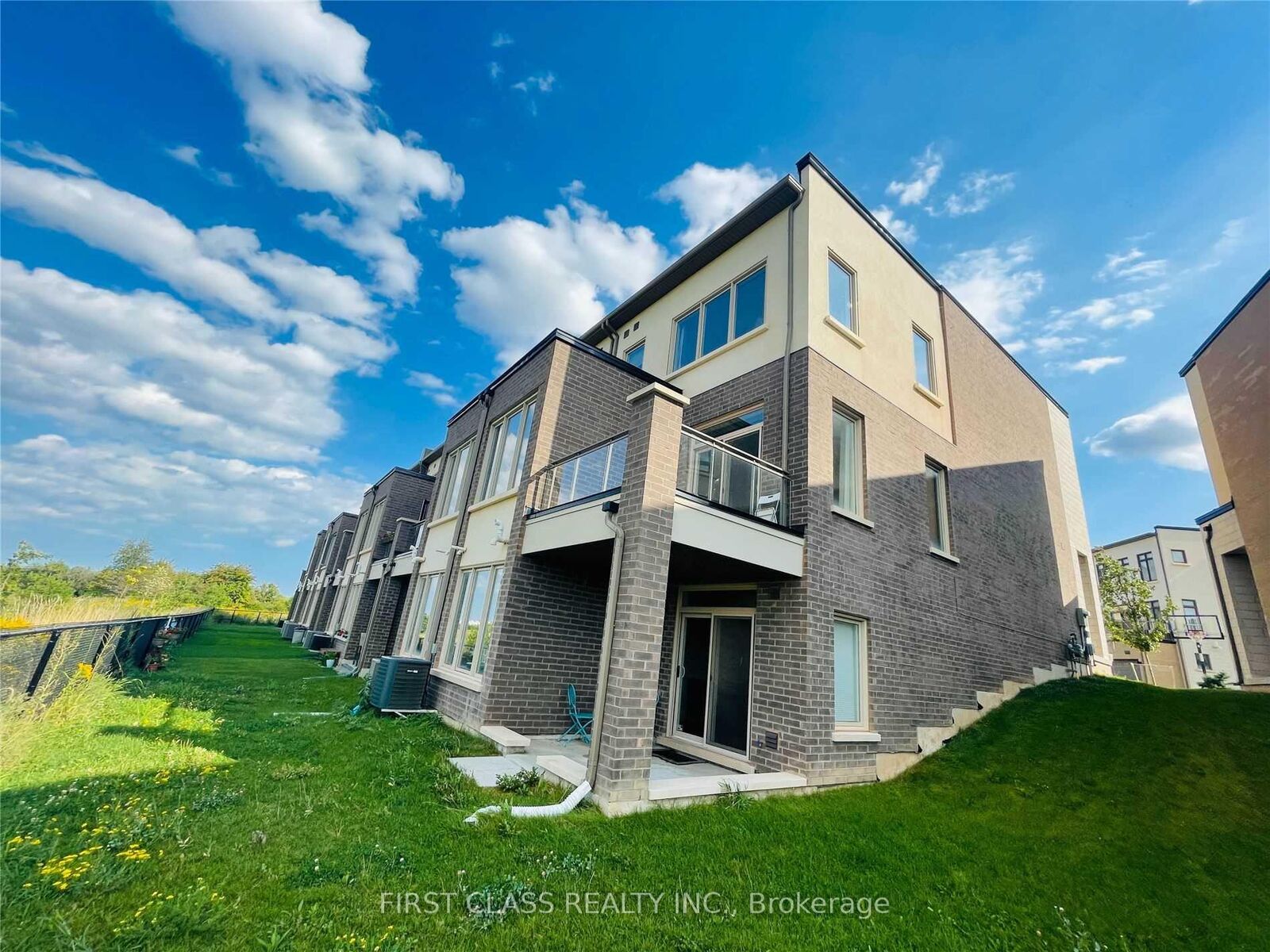 Property Photo:  3211 Mintwood Circle  ON L6H 0N9 