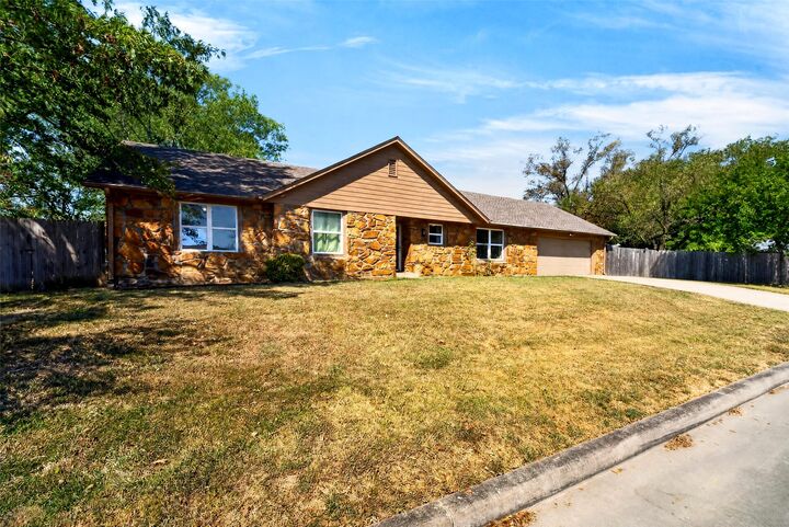 Property Photo: 1631 Valley Parkway OK 74017