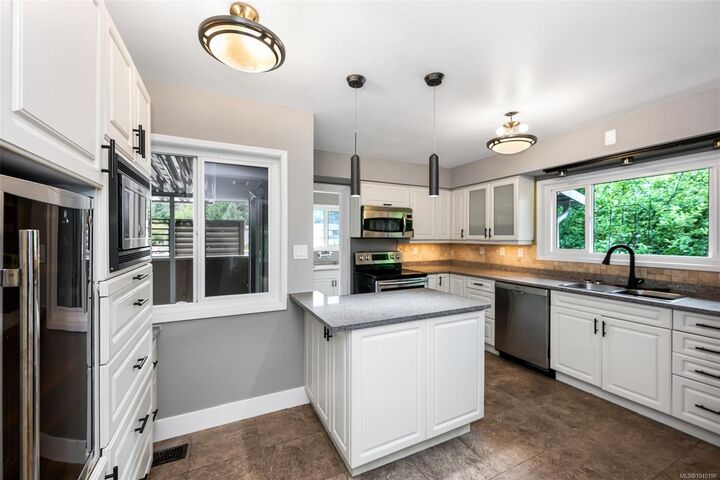 Property Photo: 1656 Stanhope Pl BC V8P 1Y1