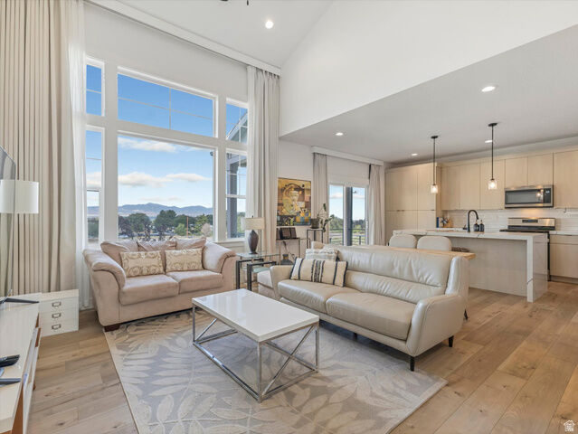 Property Photo:  10554 S Bay Meadow Dr E 2  UT 84092 