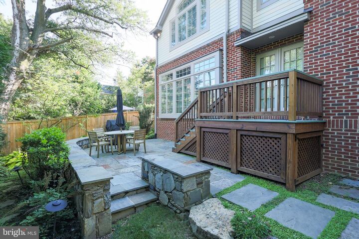 Property Photo: 525 N Oxford Street VA 22203
